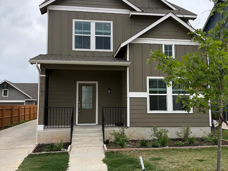 1509 Weatherford Ln — Photo 3