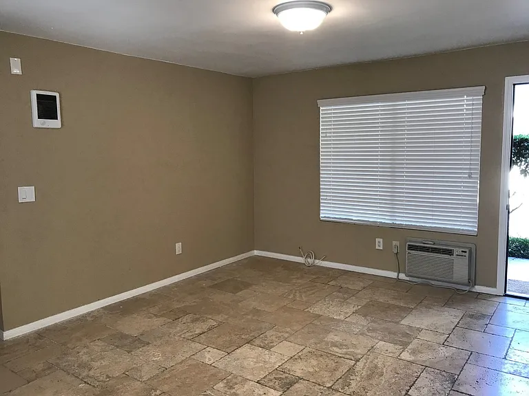 La Paloma Apartments — Photo 18