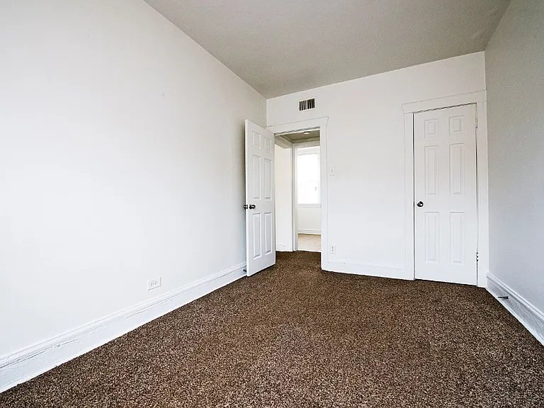 1042 N Leamington Ave — Photo 13
