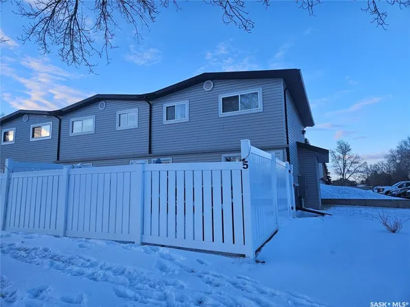 UNIT 5-1292 Gordon ROAD, Moose Jaw, SK S6H 3E5