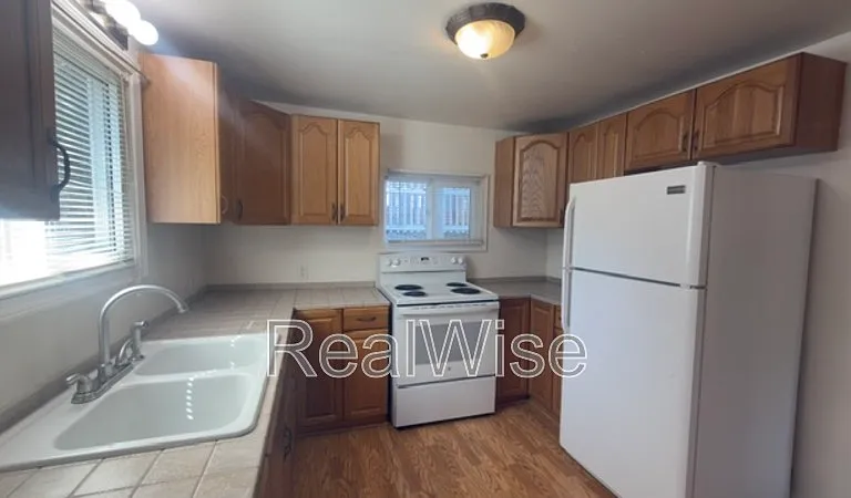 205 S Pine St — Photo 4