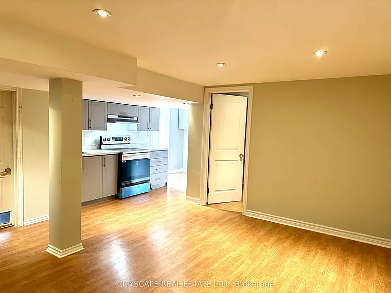 116 Rexway Dr E — Photo 26