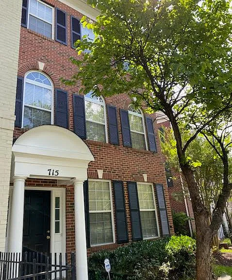 715 Pleasant Dr — Photo 1