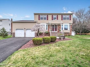 6 Catlett Ct, Manalapan, NJ 07726