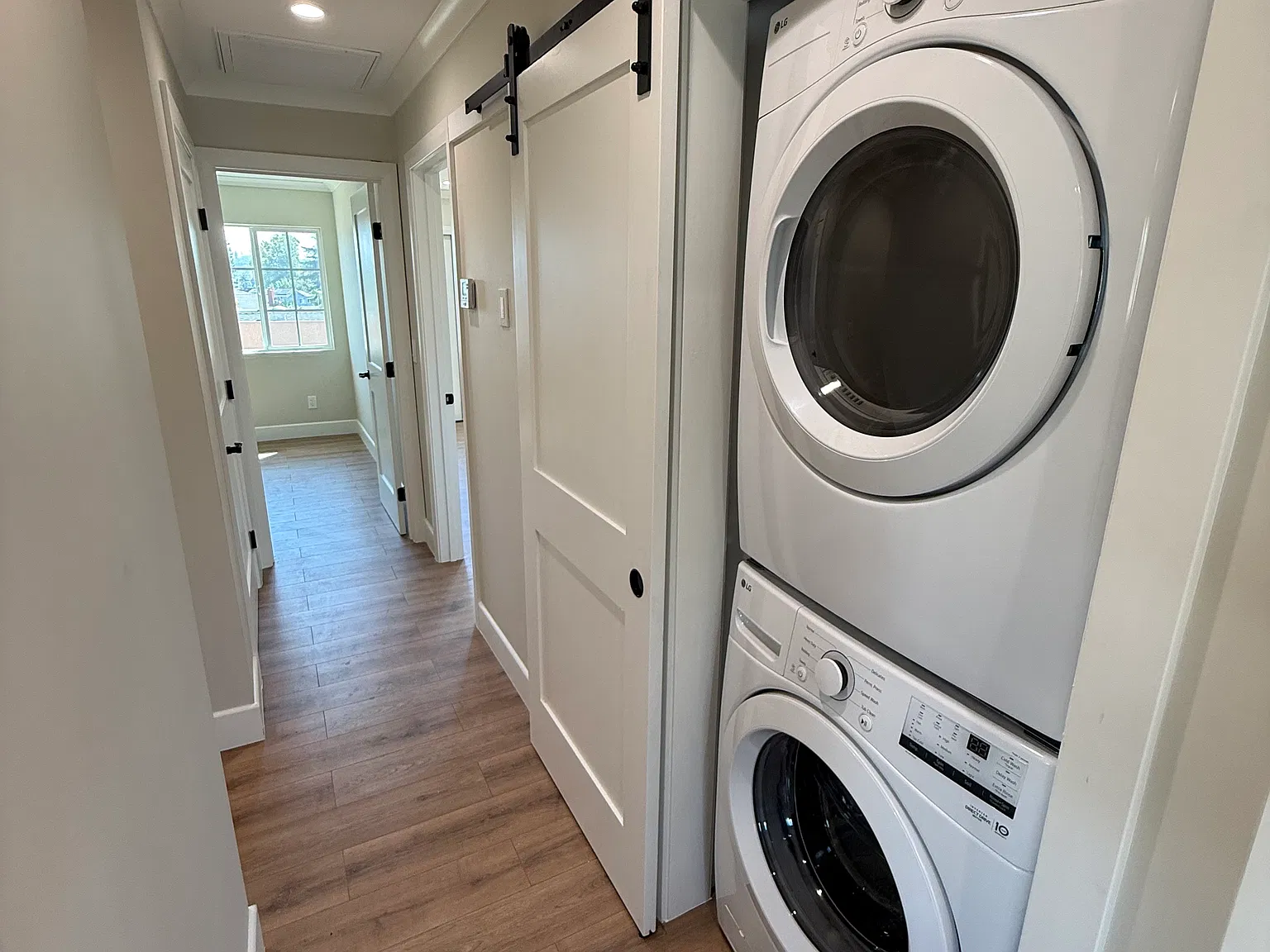 2 bed, 1000 sqft, $3,195 — Photo 4