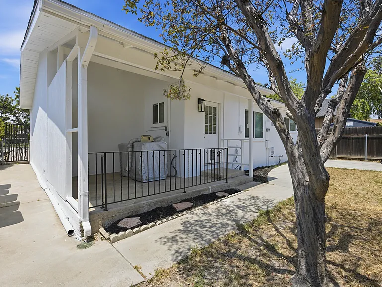584 N 8th Ave — Photo 30