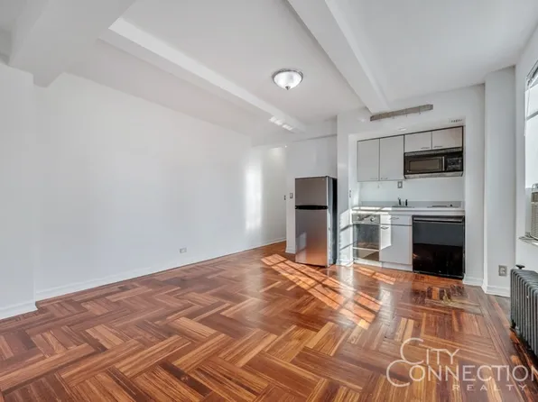 320 East 42nd Street 2517 image 3 of 12