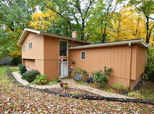 421 Fairlawn Knolls Cir, Akron, OH 44313