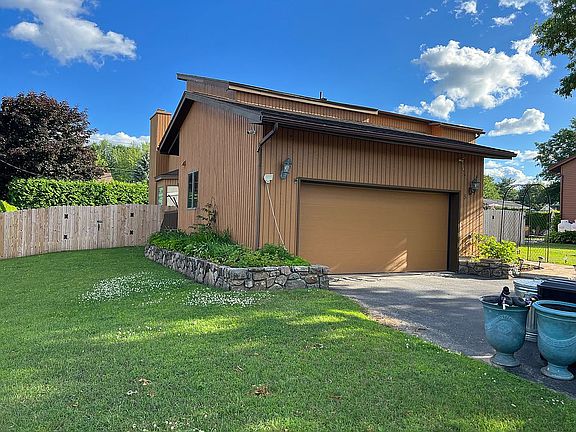3rd image of 5 Carlton Dr