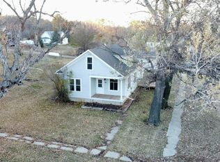 202 W 2nd St, Colome, SD 57528