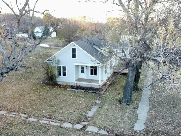 202 W 2nd St, Colome, SD 57528