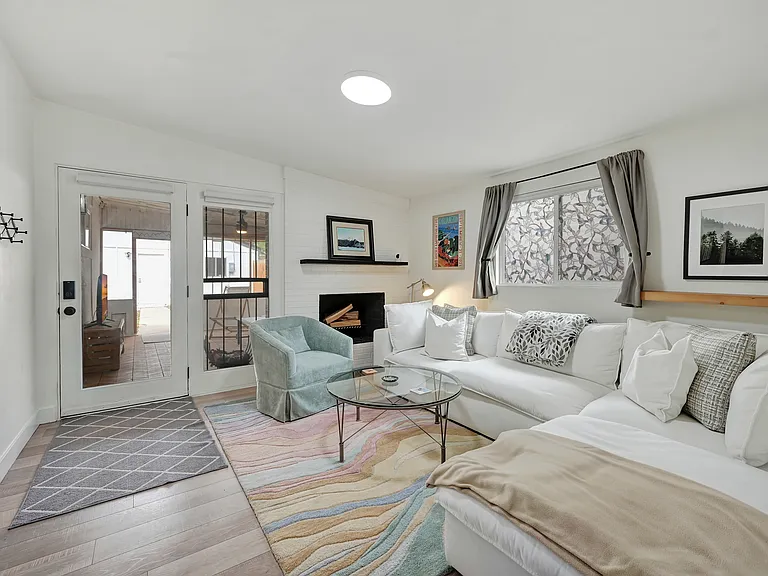 1021 Hazel Ct — Photo 4