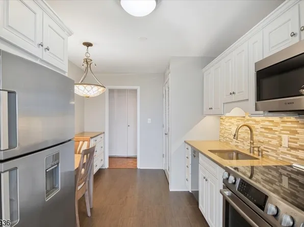 1 Claridge Dr #806, Verona Twp., NJ 07044