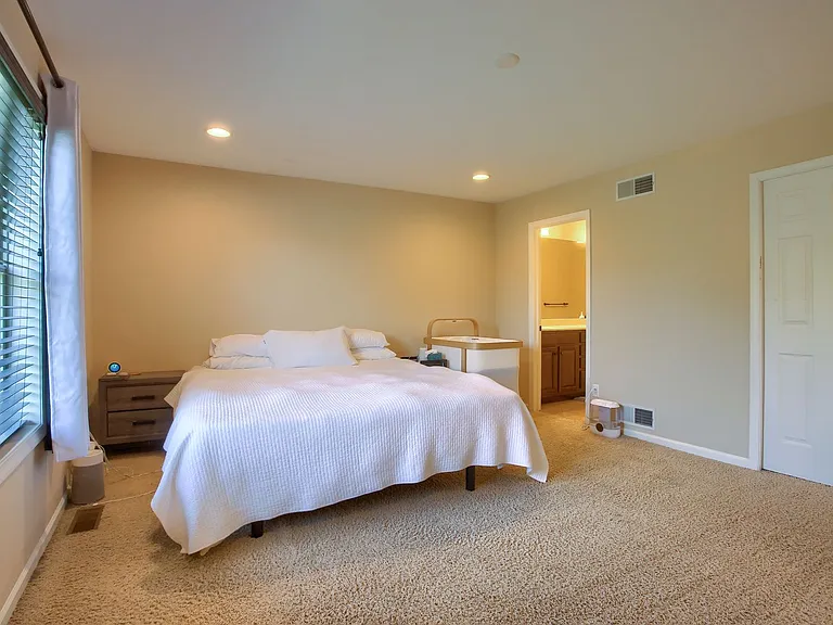 690 Stoverdale Rd — Photo 17