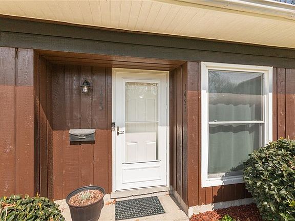 3rd image of 1423 E Tanners Creek Dr