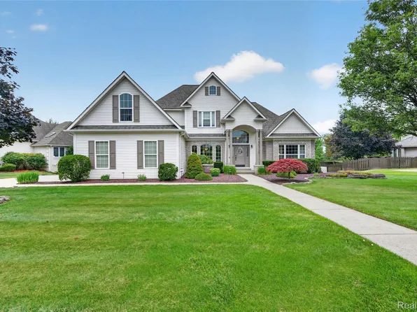 8328 Parkside Dr, Grand Blanc, MI 48439