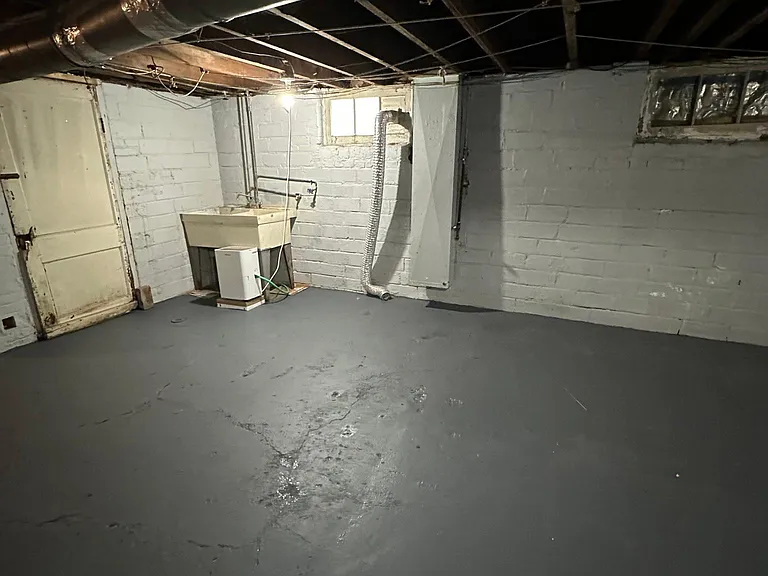 Basement (laundry hookups)