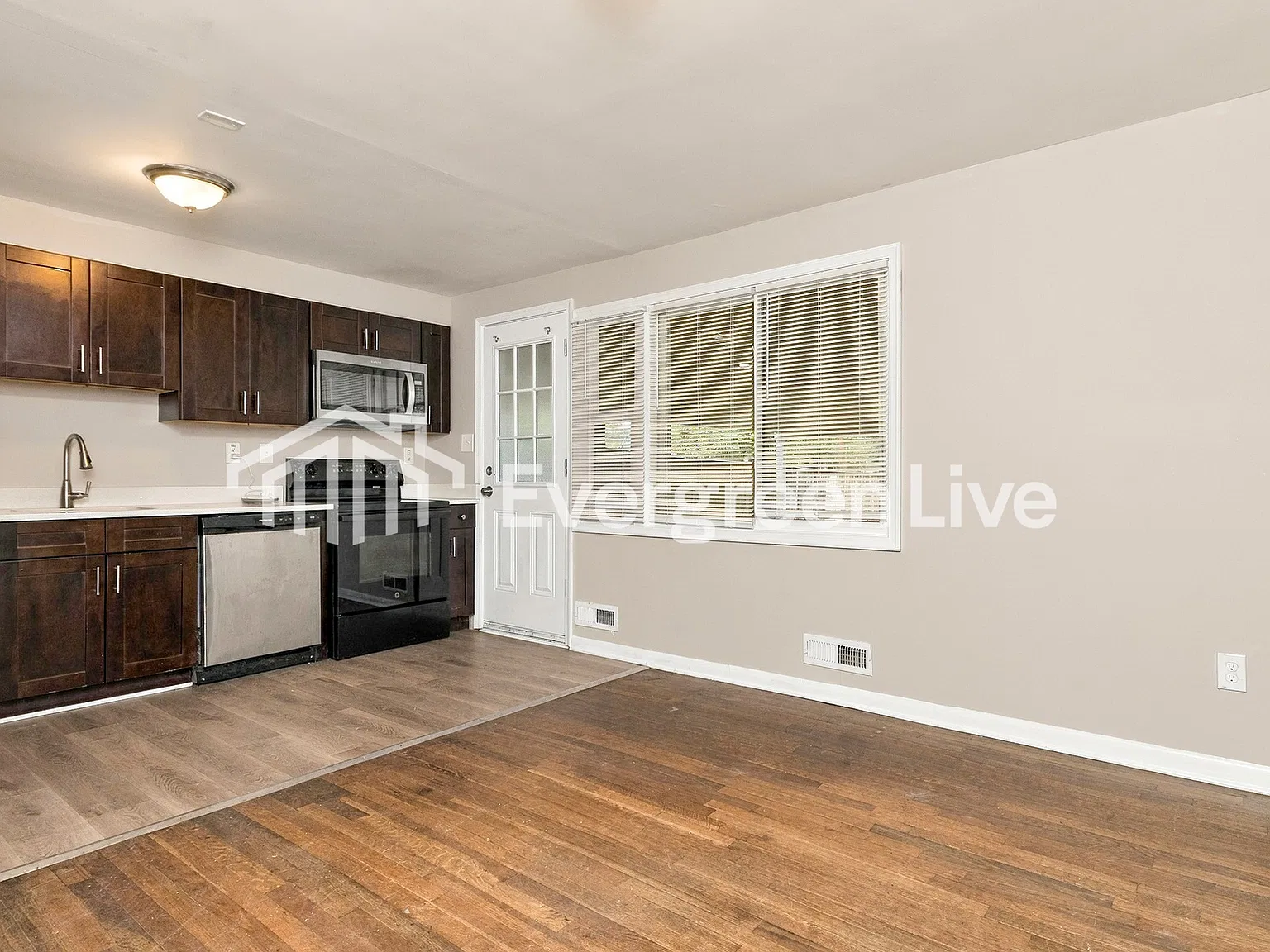4 bed, 2.0 bath, 1500 sqft, $1,945 — Photo 3