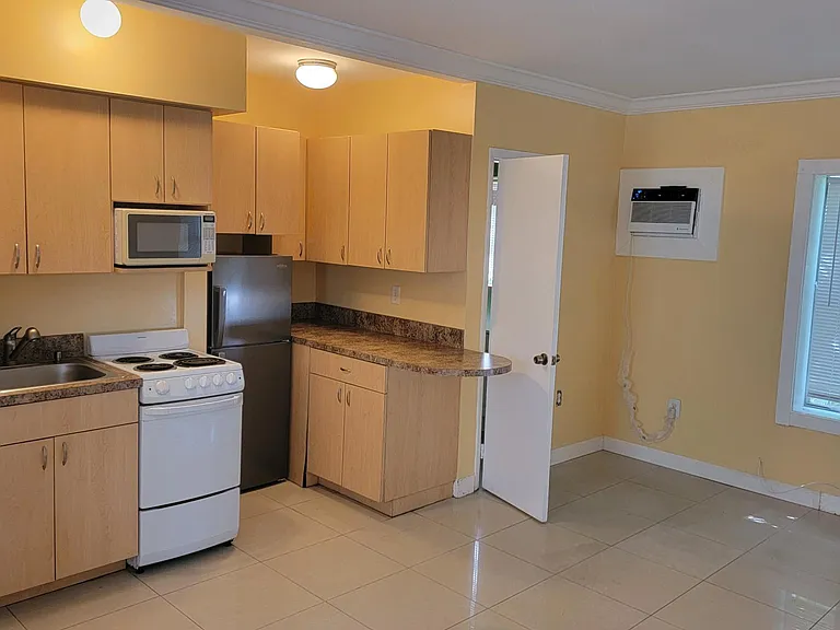 717 NE 1st St #1E — Photo 1