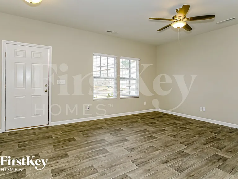 309 Connect Dr — Photo 2
