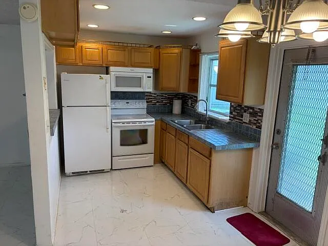 2 bed, 2.0 bath, 1089 sqft, $2,400 — Photo 1