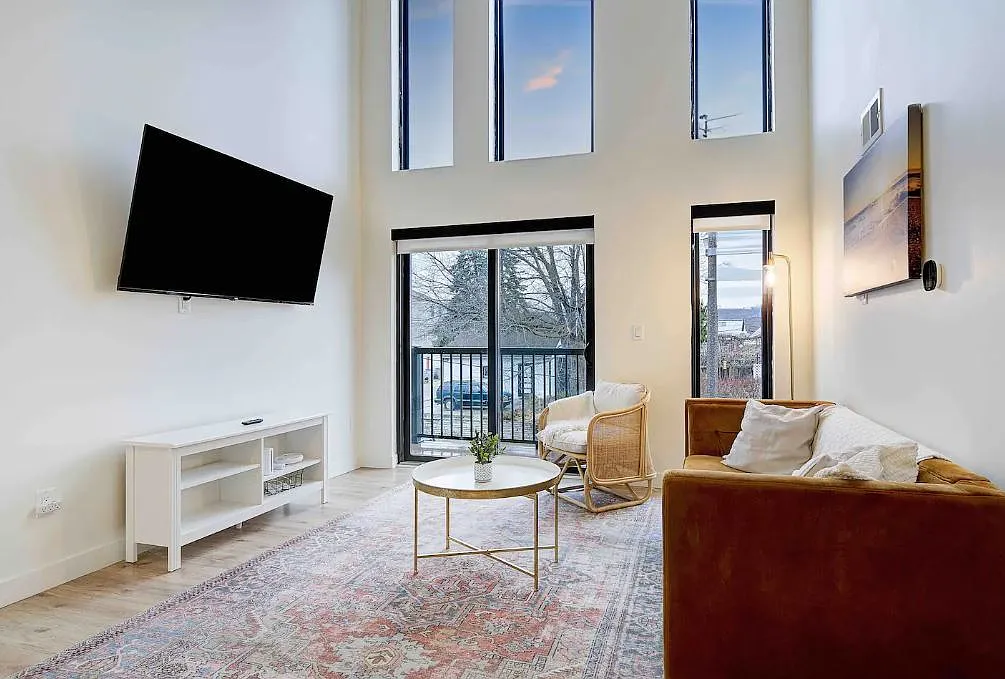 921 E Otjen Rowhomes — Photo 2