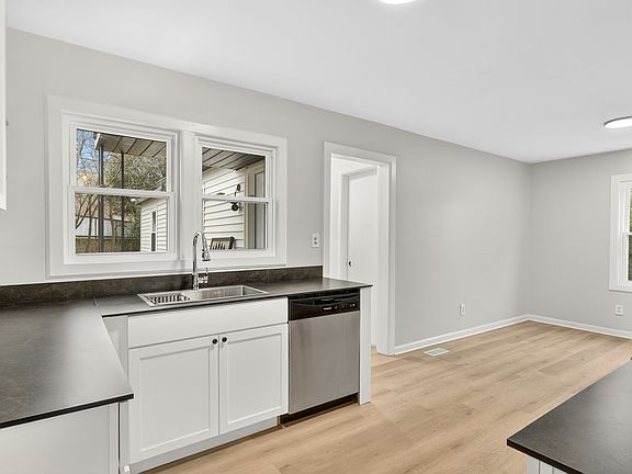 5th image of 1302 Meadow Dr NW