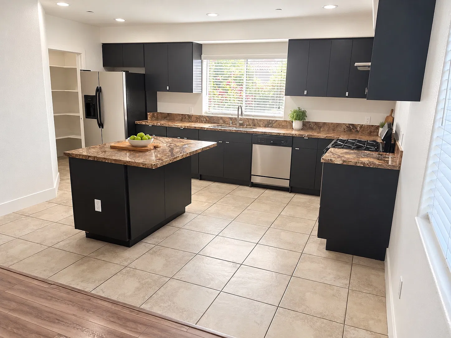 3 bed, 2.5 bath, 1330 sqft, $3,795 — Photo 4