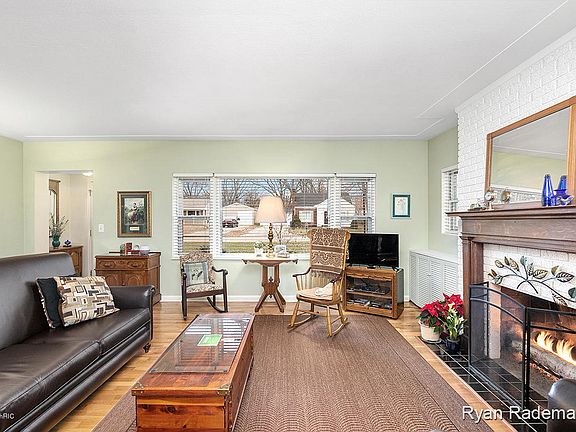 4th image of 3535 Poinsettia Ave SE