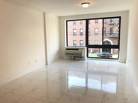4th image of 2753 Crescent St APT 2D