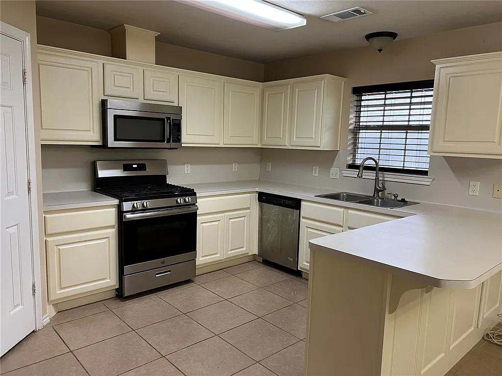 4 bed, 1845 sqft, $2,150 — Photo 3