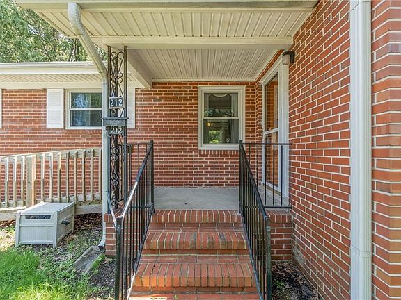 Welcome to 212 E Ottawa with a ramp