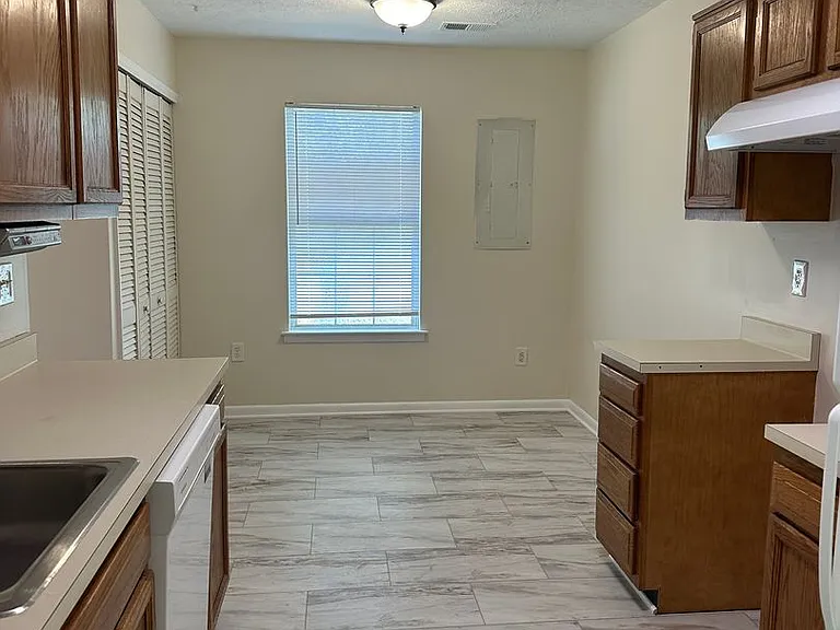 327 Georgetowne Ct — Photo 2