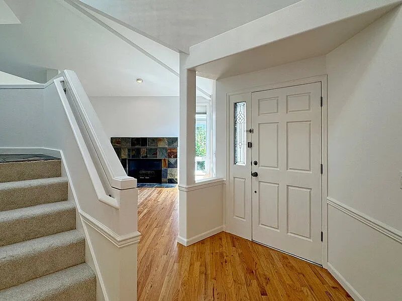 4 bed, 2.5 bath, 2392 sqft, $4,500 — Photo 3