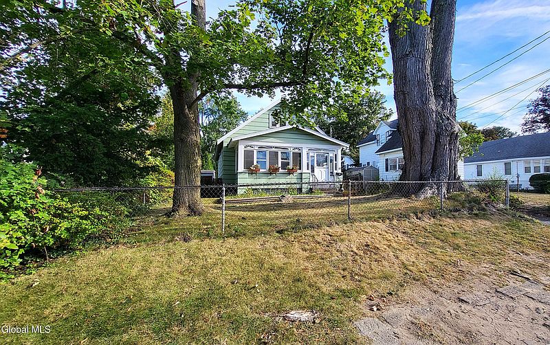 2nd image of 25 Locust Park
