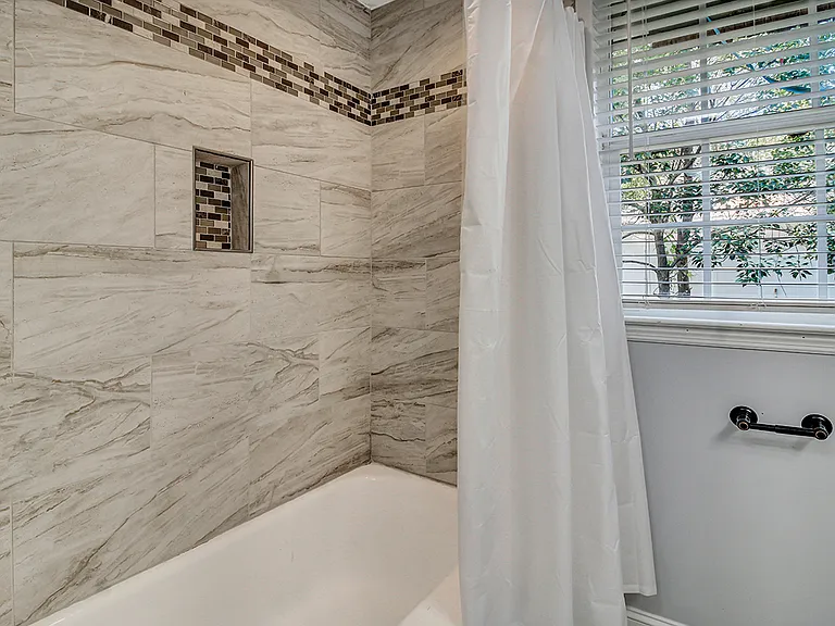 1503 E 32nd St — Photo 14