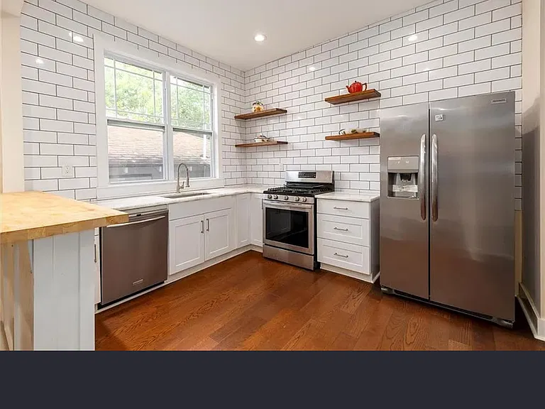 881 Beckwith St SW — Photo 6