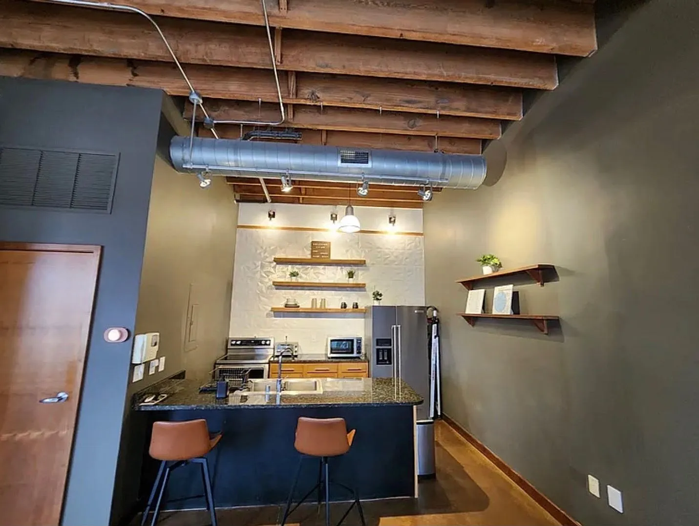 2 BR/2BA | Newly Renovated Condo| 1-Private Garage | Central downtown! — Photo 3