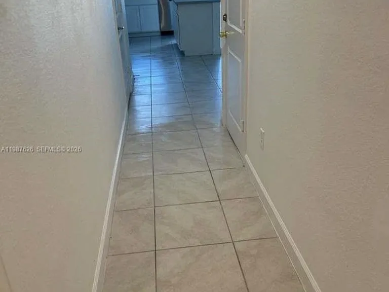 803 SW 11th Way — Photo 2