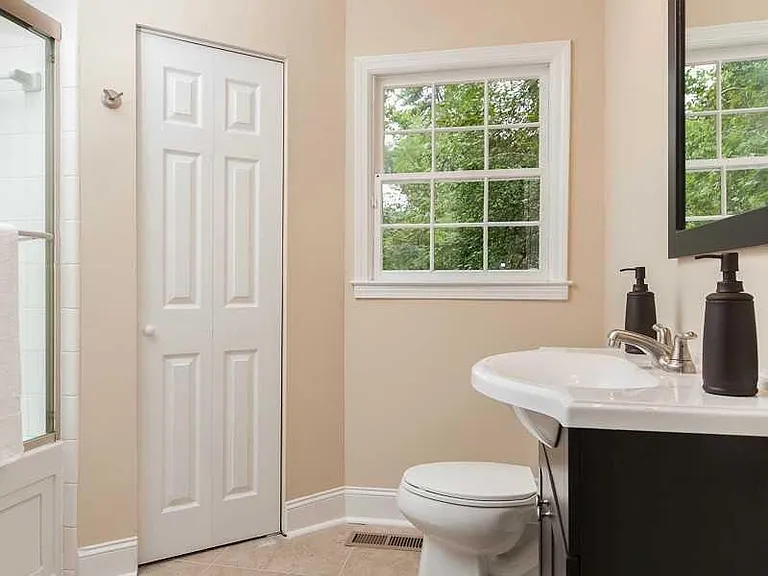 2380 Strathmore Dr NE — Photo 7
