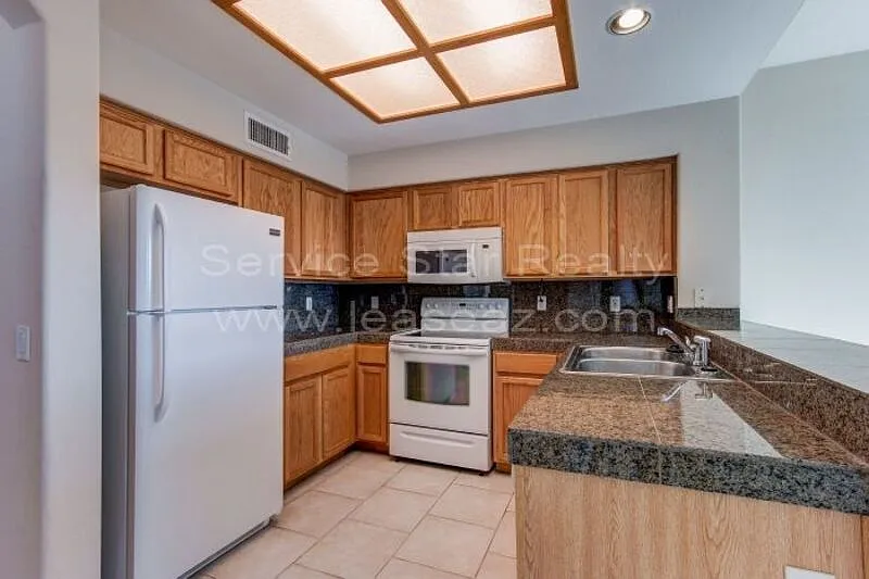 3 bed, 2.5 bath, 1557 sqft, $1,895 — Photo 3