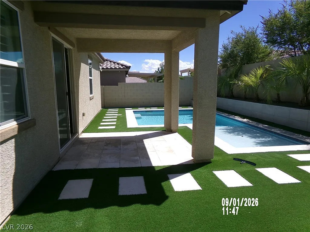 3 bed, 2.0 bath, 1928 sqft, $2,999 — Photo 2