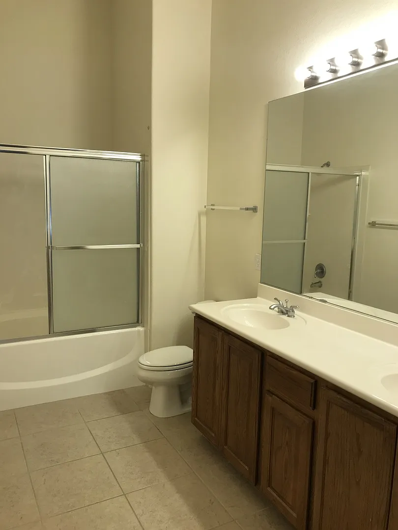 Great 2 bedroom condo Blue Diamond/Durango 1500/mo — Photo 4