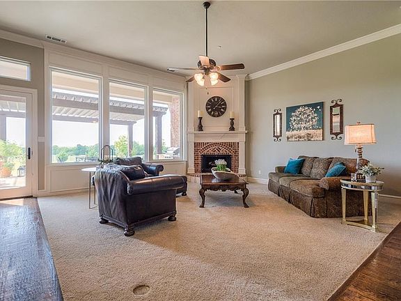 2nd image of 851 Beechwood Ln