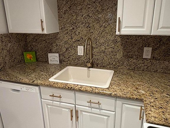 5th image of 510 Prosperity Farms Rd APT 8B