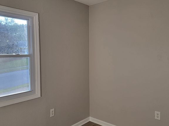 5th image of 1070 Lakewood Dr