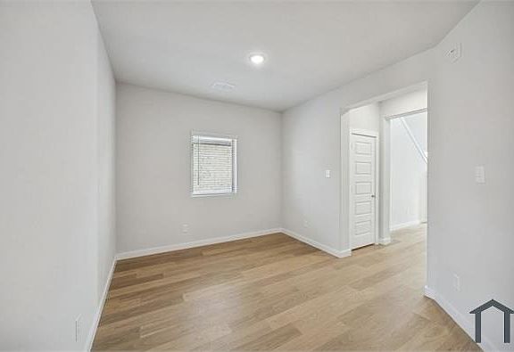 5th image of 517 Green Gables Dr