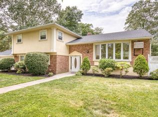 209 Oakwood Rd, Huntington, NY 11743