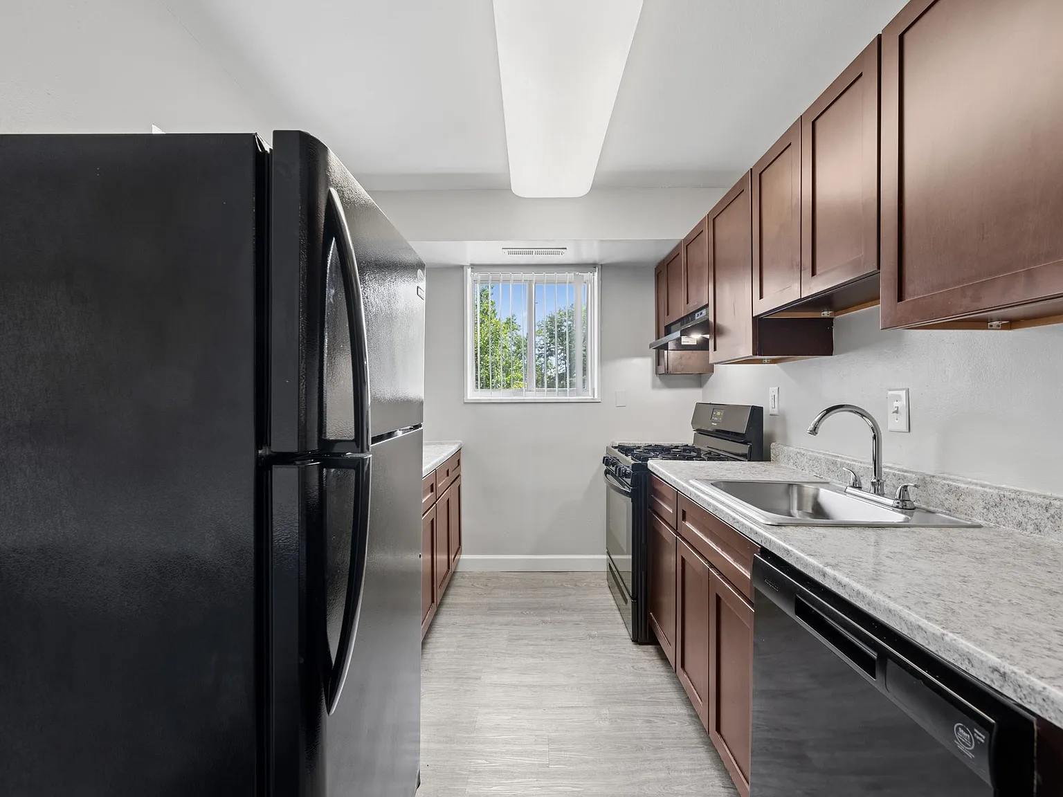 Glen Willow Apartments — Photo 2