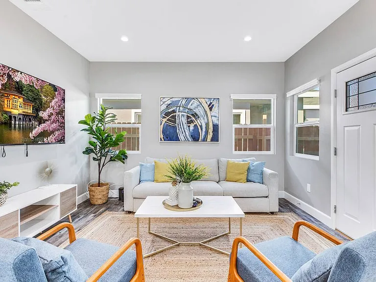 14415 Pontlavoy Ave — Photo 7